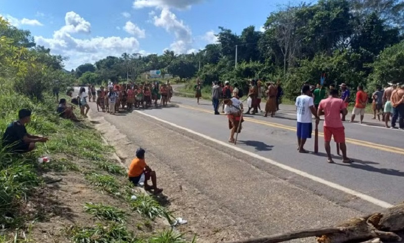 🚧 Protesto Indígena Paralisa BR-101 por 36 Horas em Clamor pela Liberdade de Cacique