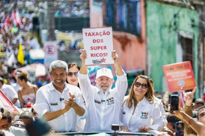 Lula desfila em Salvador e levanta placa pela taxação dos super-ricos