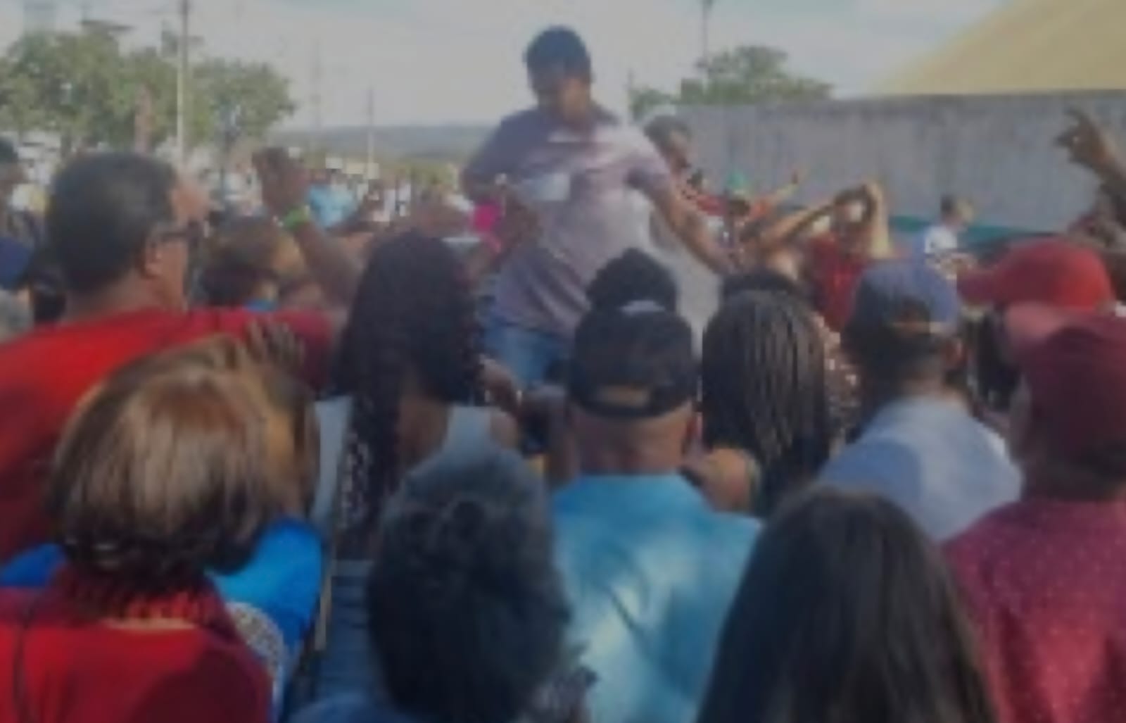 Palanque com prato feito: evento de Lula termina em distribuição de marmitas em MG