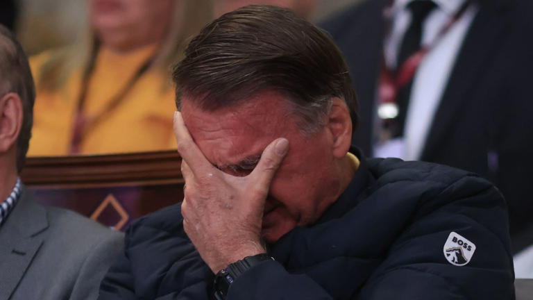 Em culto, Bolsonaro chora após declaração de amor de Michelle: “Marido, te amo”