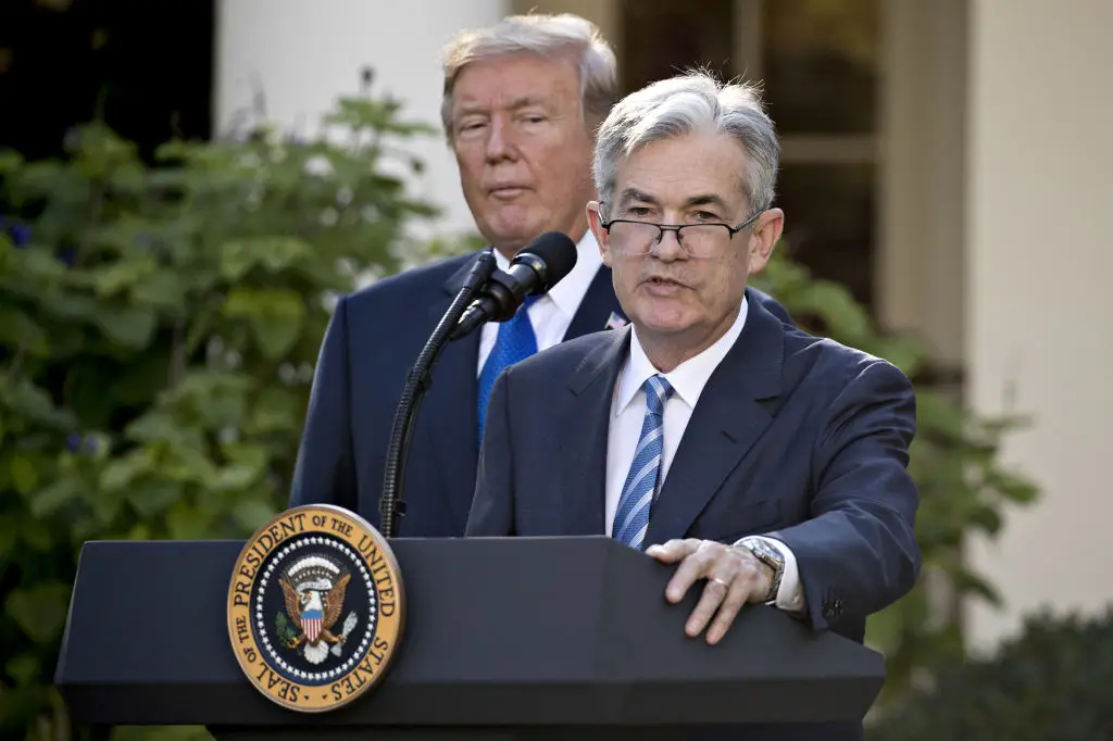 Trump e Powell trocam farpas durante visita ao Fed: “Vamos ver o que está acontecendo”