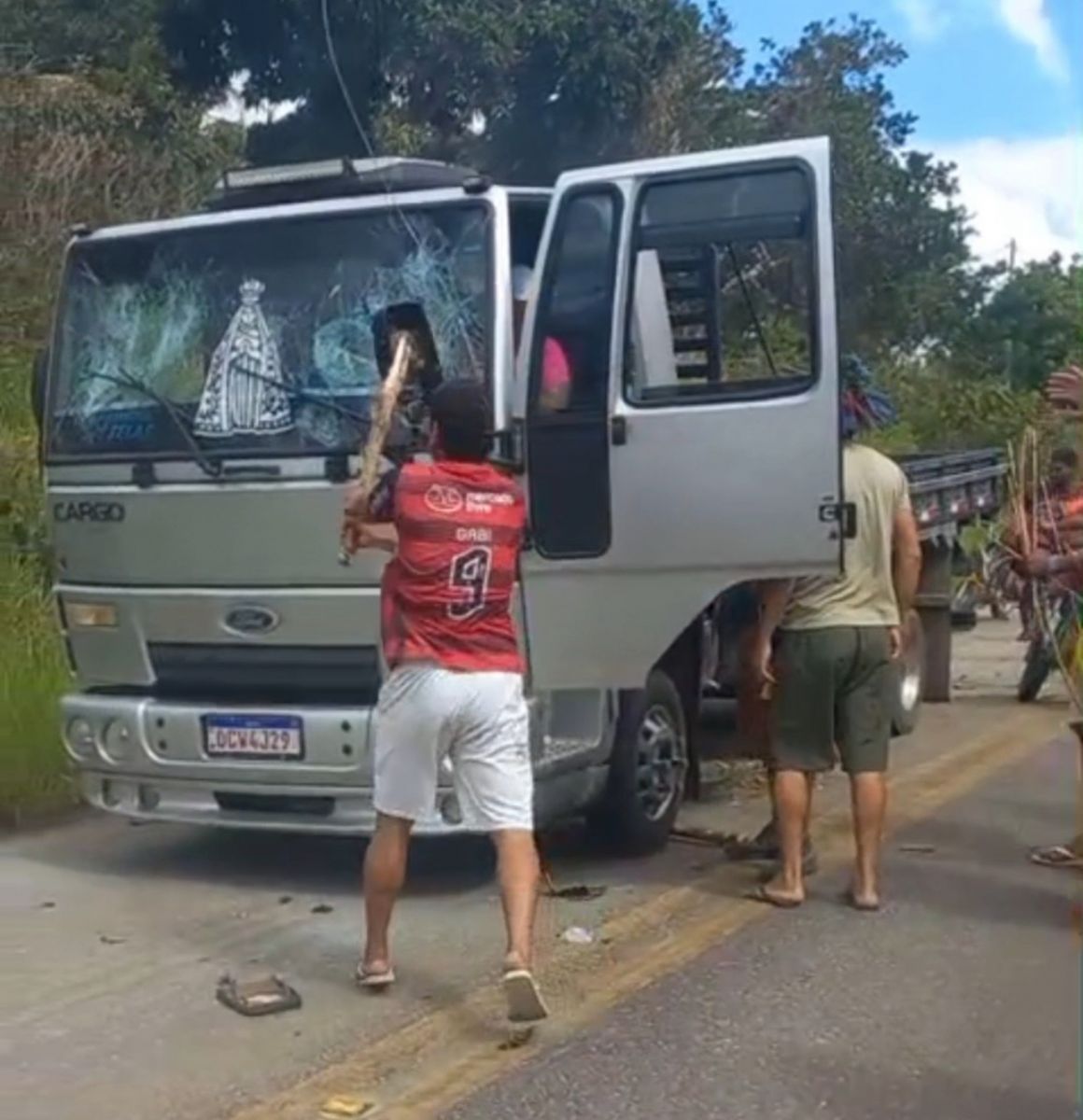 🔥 Tensão na BR-101: Caminhão é Incendiado Durante Protesto Indígena no Sul da Bahia