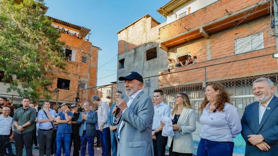 Lula visita favela marcada por domínio do PCC com apoio de ONG ligada a ex-traficante