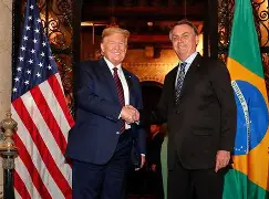 Trump defende Bolsonaro e usa seu nome para justificar tarifaço contra o Brasil