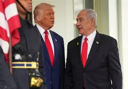 🌍 Pressão com Aperto de MãoTrump promete bater firme em Netanyahu para encerrar guerra em Gaza