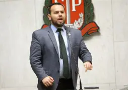 Deputado Gil Diniz tem rodas do carro oficial roubadas em cemitério da Zona Leste de São Paulo