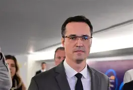 Justiça dá 15 dias para Deltan Dallagnol indenizar Lula por caso do PowerPoint