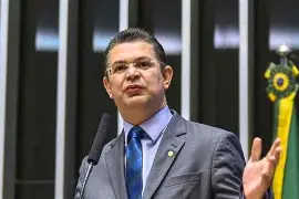 “Brasil homenageia Trump na Câmara um dia antes de ser alvo de tarifa recorde”