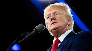 Trump tenta apagar incêndio entre seus apoiadores: “O caso Epstein é sórdido, mas já deu”