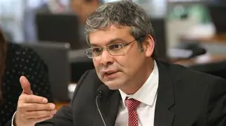 Líder do PT pede prisão de Eduardo Bolsonaro após ameaças contra agentes da Polícia Federal