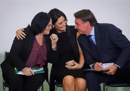 Michelle Bolsonaro vira porta-voz do clã conservador, anuncia Damares Alves