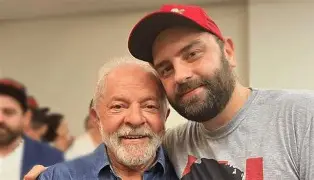 Filho de Lula embarca em voo da FAB ao lado de Haddad