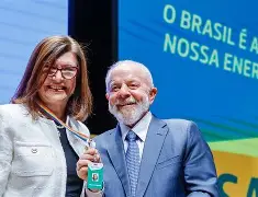 Lula elogia Magda Chambriard e pressiona por combustíveis mais baratos nos postos