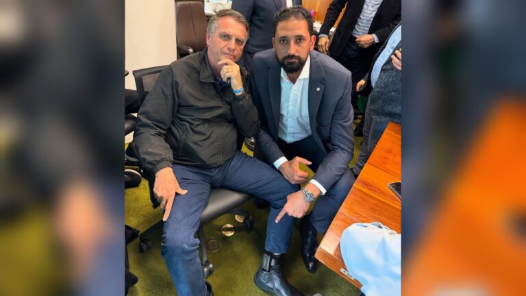 Com a perna à mostra, Bolsonaro exibe tornozeleira e posa ao lado de aliado