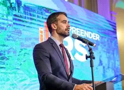 Eduardo Leite critica silêncio imposto a Bolsonaro e alerta para riscos à democracia