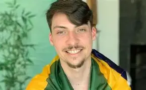 Filho de Bolsonaro tem carro guinchado por parar em local proibido em SC