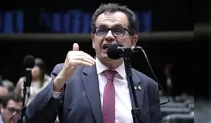 Deputado do PT pede extradição e prisão de Eduardo Bolsonaro por “traição à democracia”