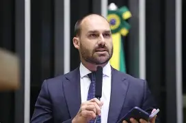 Eduardo Bolsonaro se declara “deputado em exílio” e acusa ministro Moraes de usar o STF para perseguição política