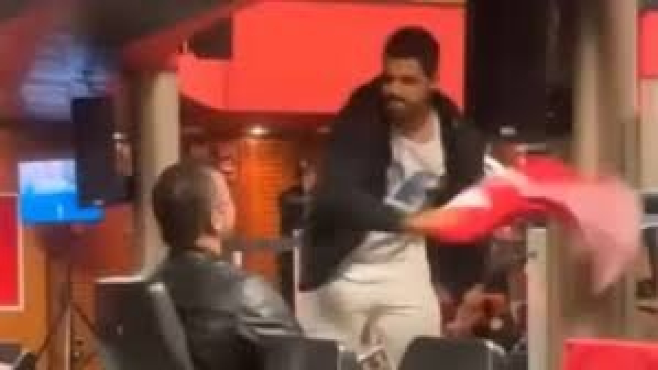 Bandeira vira arma em debate: influenciador é agredido em audiência sobre escolas cívico-militares