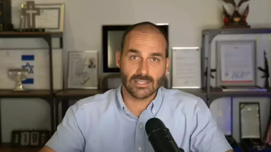 Eduardo Bolsonaro diz que STF agora mira até sua esposa: “Nem bandido faz isso”