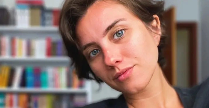 Influenciadora feminista pode pegar até 25 anos por dizer que Erika Hilton “é homem”