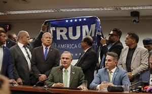 Cena pró-Trump no Congresso: deputados do PL criam bate-boca com bandeira dos EUA