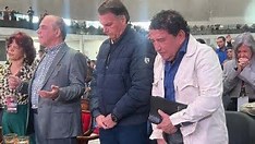 Entre lágrimas e tornozeleiras: Bolsonaro se ajoelha em culto após escapar da prisão