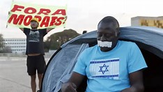 Com esparadrapo na boca, Hélio Lopes acampa em protesto silencioso diante do STF