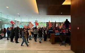 “Sem medo e com bandeiras: movimentos da esquerda PT ocupam sede do Itaú em ato por justiça tributária”