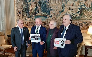 Lula visita Cristina Kirchner e pede justiça: “Siga firme na luta”