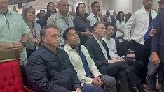 Após decisão de Moraes, Bolsonaro chora em culto e Michelle fala em “censura”