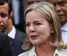 Gleisi reage com indignação: “Eduardo Bolsonaro comete crime contra a democracia”