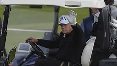 Golfe, protestos e negócios: Trump aterrissa na Escócia cercado por vaias e interesses próprios