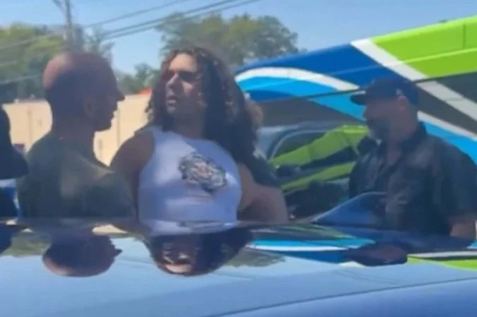 Policial brasileira nos EUA defende prisão de mulher trans com visto vencido