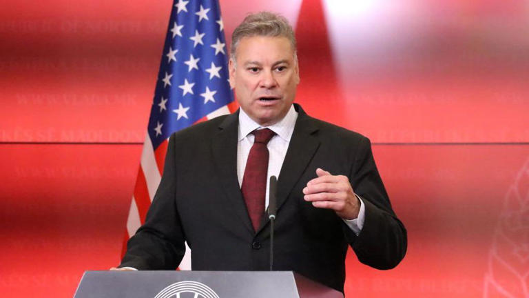 Diplomacia em alerta: EUA convocam representante no Brasil após post agressivo contra ministro do STF