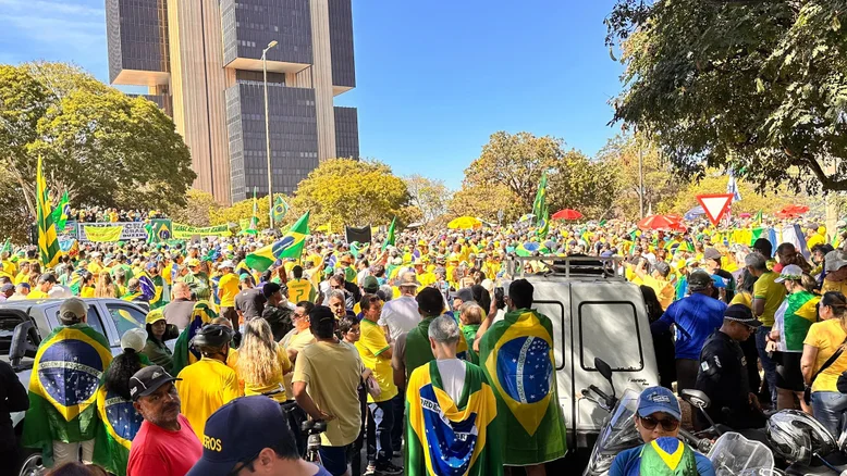 Bolsonaristas vão às ruas em 7 capitais: fé, política e tornozeleiras