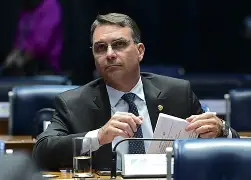 Flávio Bolsonaro chama reforço policial na casa do pai de “humilhação”