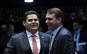 Flávio Bolsonaro pressiona Alcolumbre e exige impeachment de Moraes após prisão do pai