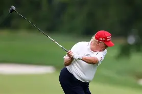 Após rumores de morte, Trump reaparece em campo de golfe nos EUA