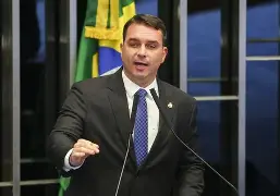 Flávio Bolsonaro visita o pai em prisão domiciliar e dispara contra Alexandre de Moraes: “Passou dos limites”