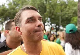 🌊 Verde, amarelo e anistia: Copacabana vira palco de ato pró-Bolsonaro contra Moraes
