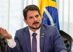 Senador Marcos do Val desafia STF, volta dos EUA e recebe tornozeleira eletrônica por ordem de Moraes