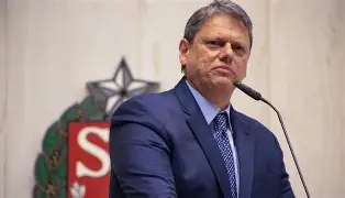 Tarcísio sai em defesa de Bolsonaro e dispara contra STF: “Vale destruir a democracia para salvá-la?”