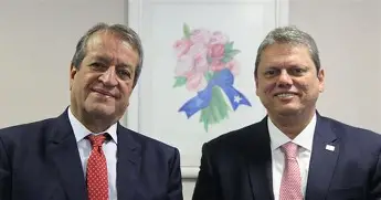 Tarcísio se prepara para vestir a camisa do PL caso entre na corrida presidencial