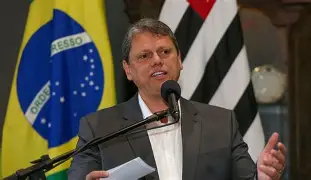 “Brasil não aguenta mais Lula”: Tarcísio ataca governo e diz que é hora de trocar o piloto