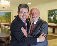 “Entramos de salto alto e tropeçamos”: Randolfe reconhece derrota na CPI do INSS