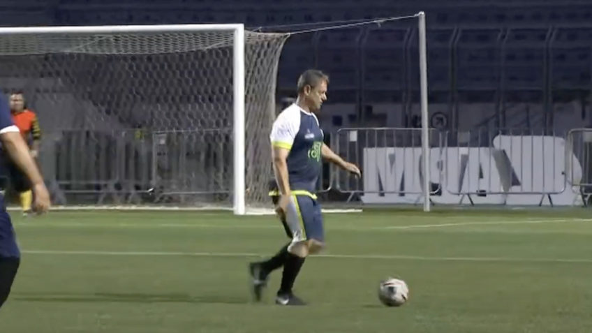 Tarcísio marca gol de pênalti em partida com prefeitos no Pacaembu