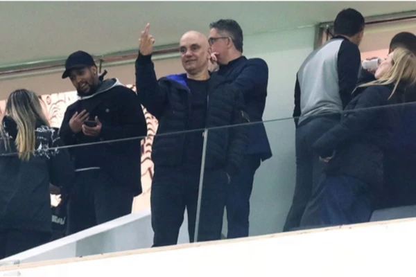 Fotógrafo que registrou gesto obsceno de Moraes é demitido — e a versão oficial não convence