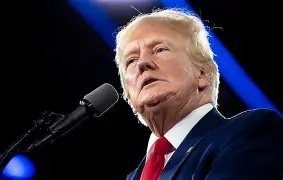 Trump ameaça UE com tarifaço, mira indústria farmacêutica e diz que acordo com a China está “quase lá”