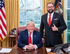 Assessor de Trump preso no Brasil promete não descansar até ver Bolsonaro livre